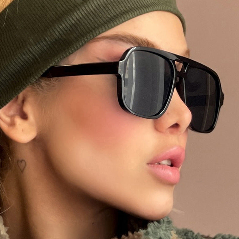 Damen moderne quadratische Sonnenbrille mit stylishem transparentem Rahmen Karnz