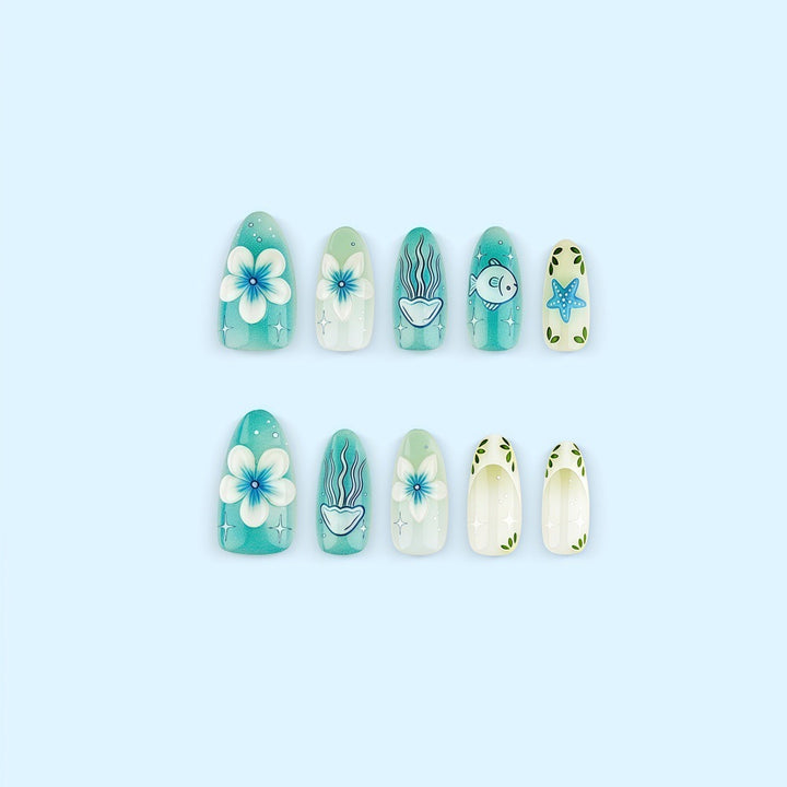 Kunstnägel im maritimen Design mit farbenfrohen Muschel- und Wasser-Motiven Karnz