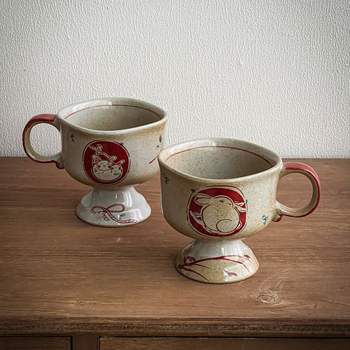 Keramik-Fußbecher mit Henkel und handbemalter Hasen-Illustration