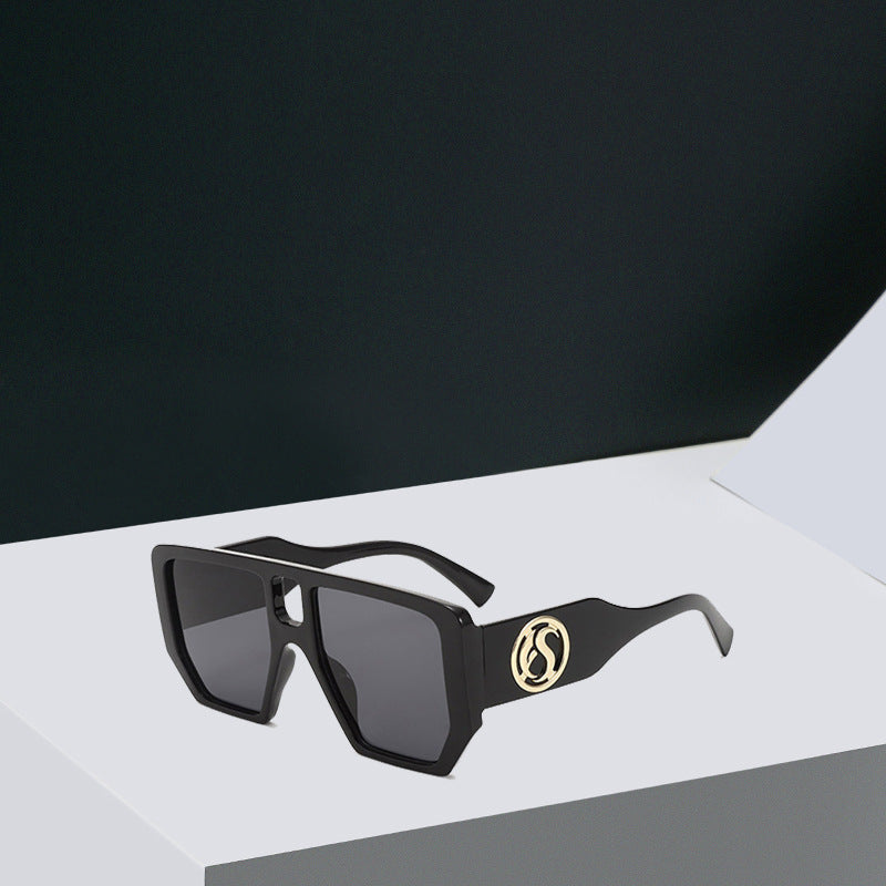 Damen Quadrat-Sonnenbrille mit auffälligem Muster und goldenen Akzenten Karnz