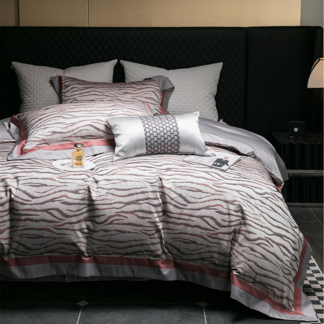 Luxuriöses Leopardenmuster Satin-Satin Bettdeckenbezug Set mit Kontrastbordüre und dekorativem Lendenkissen