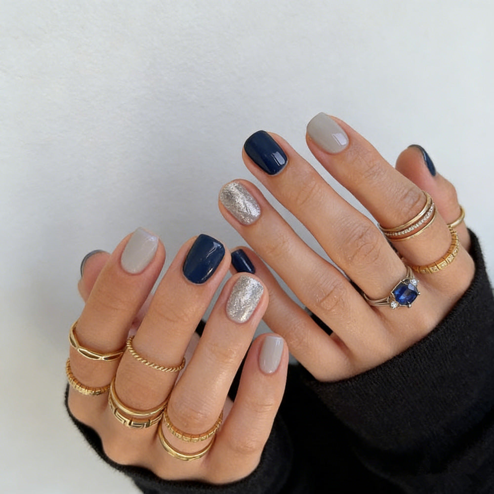 Elegante Kunstnägel mit verschiedenen Designs Karnz