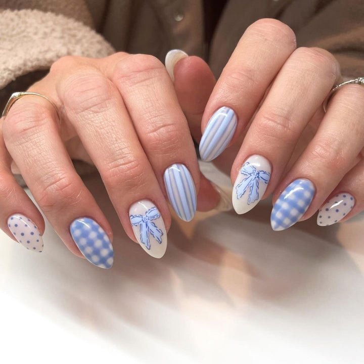 Künstliche Nagelkunst mit verspielten Punkten und Schleifen Karnz