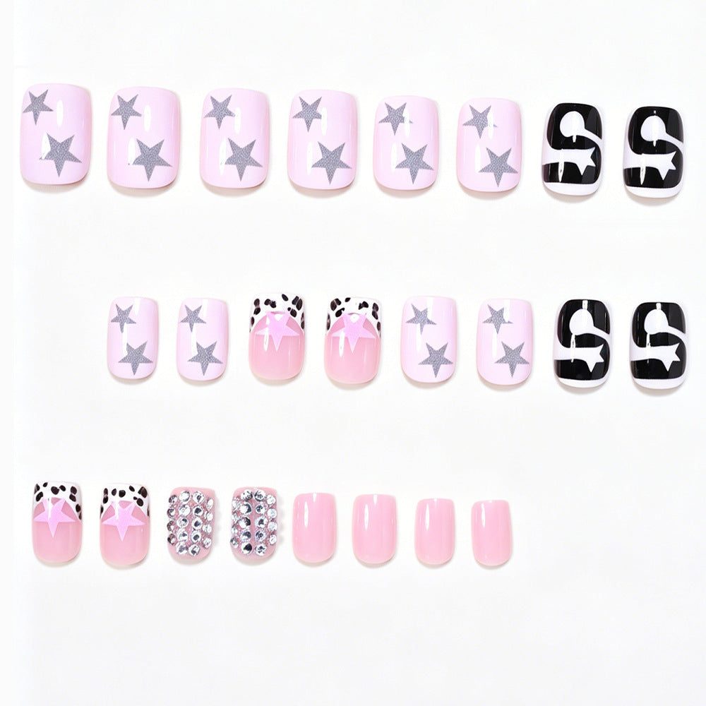 Künstlerisches Press-On Nagelkunstdesign Karnz