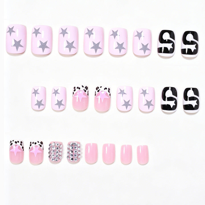 Künstlerisches Press-On Nagelkunstdesign Karnz