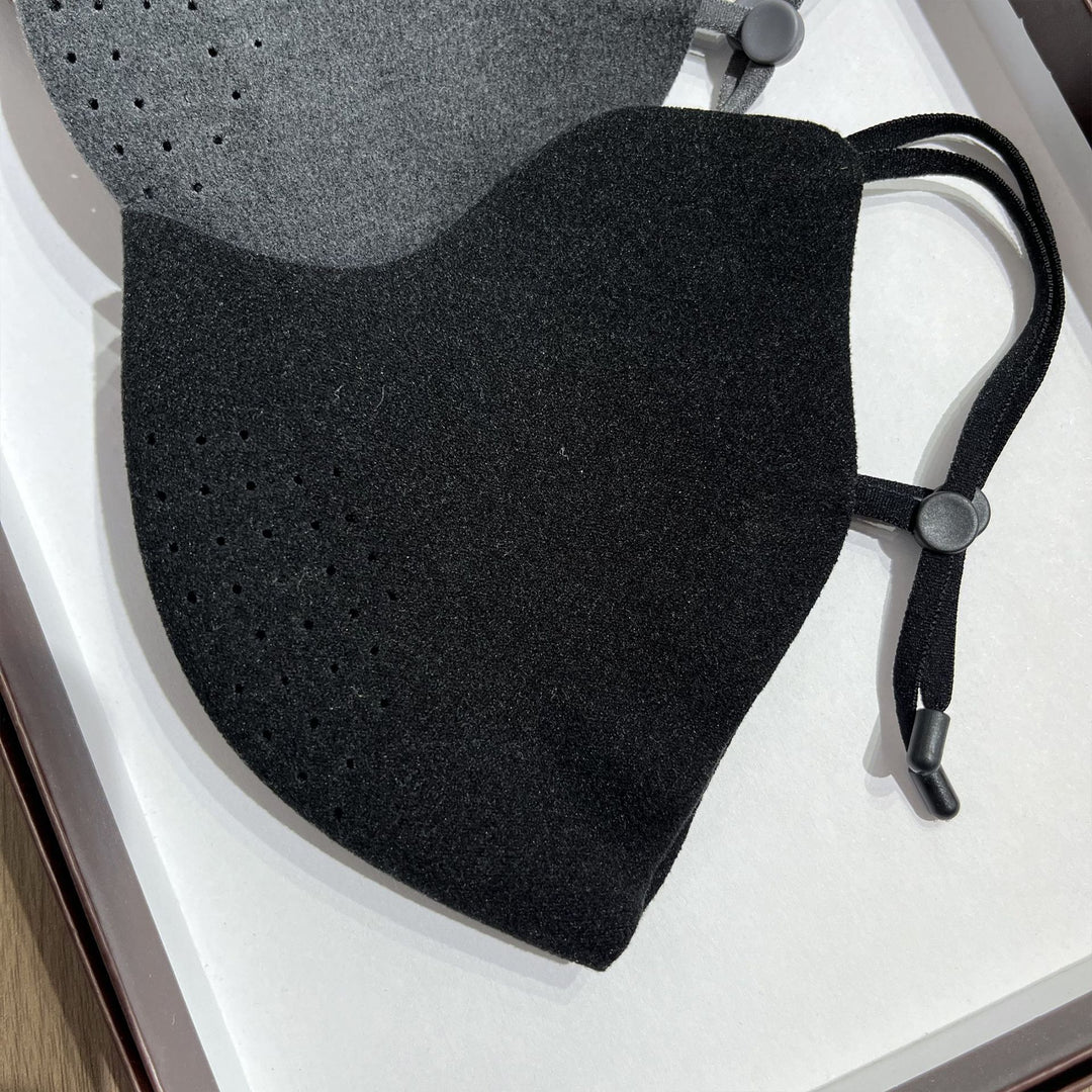 Konturierte perforierte wiederverwendbare Stoffgesichtsmaske mit verstellbaren Ohrkordeln Karnz
