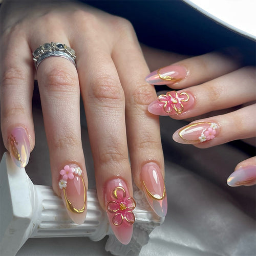 Dekoratives Press-On Nagelkunstset mit eleganten floralen und goldenen Akzenten Karnz