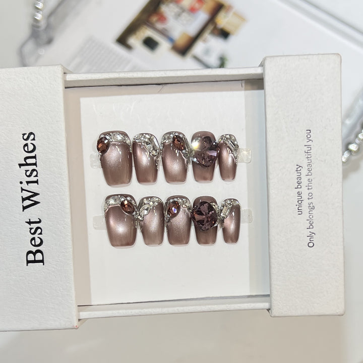 Dekoratives Press-On-Nageldesign mit Edelsteinakzenten Karnz