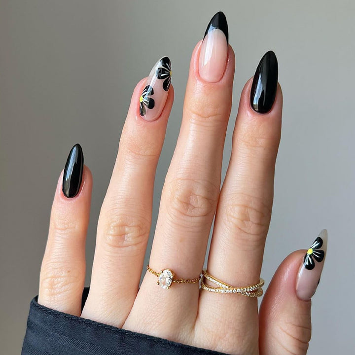 Elegante Nagelspitzen mit floralen Akzenten Karnz