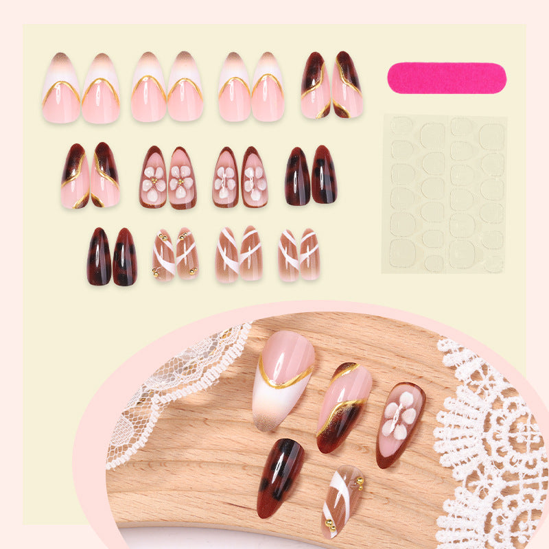 Dekoratives Press-On Nagelkunstset mit floralen und goldenen Akzenten Karnz