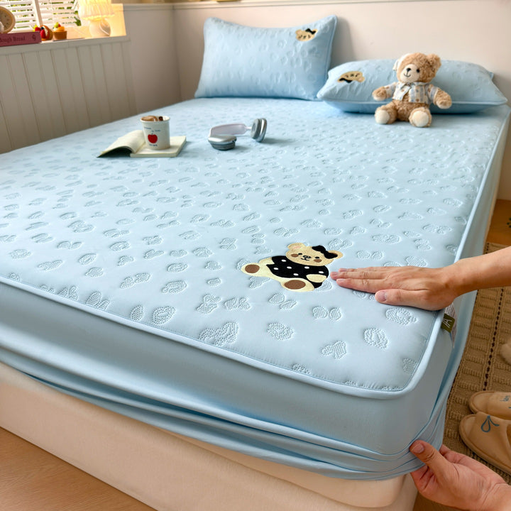 Gestepptes wasserdichtes atmungsaktives passgenaues Matratzenauflage-Schutz mit bestickter Teddy-Applikation