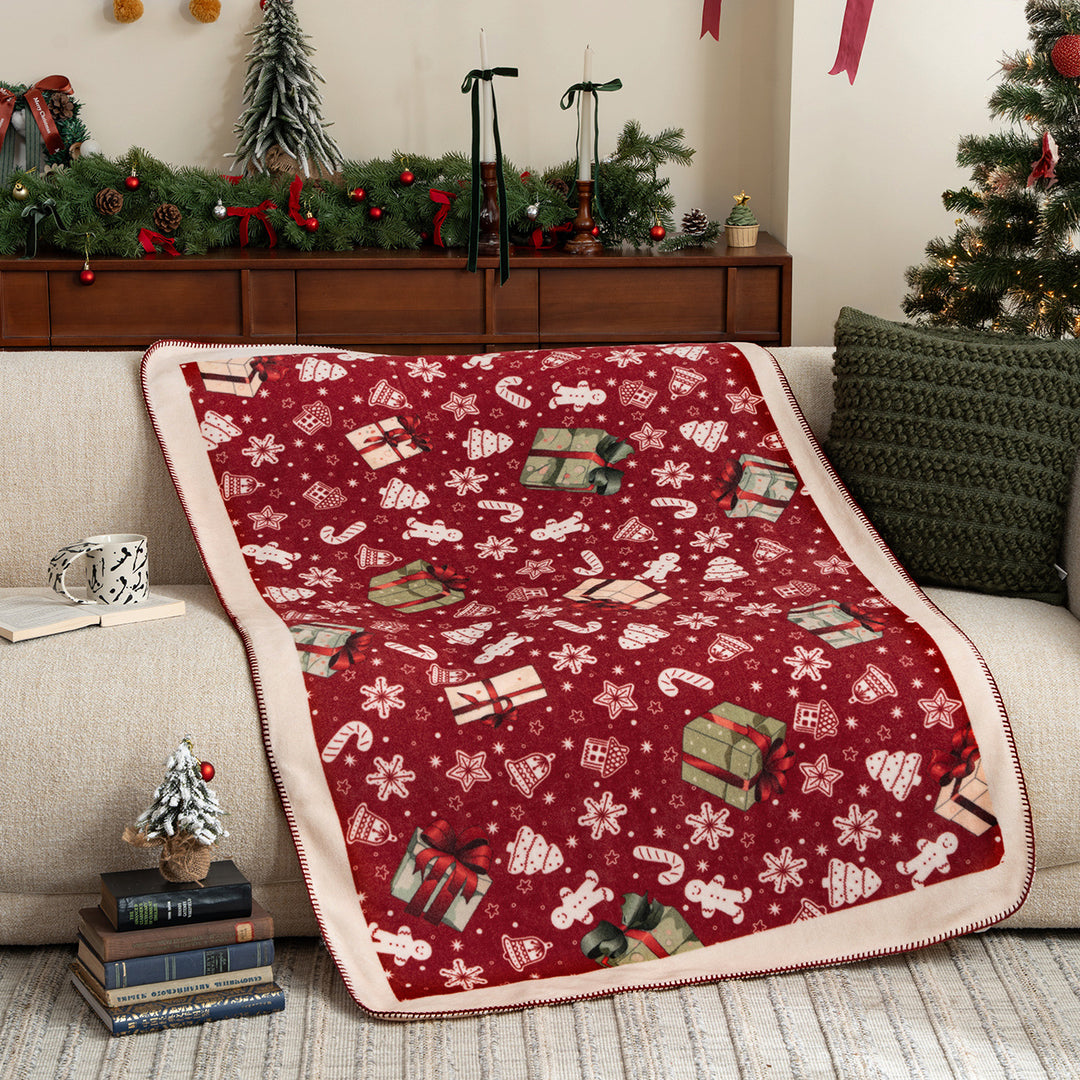 Weiche Weihnachts-Fleecedecke mit Geschenk- und Lebkuchenmotiv Karnz