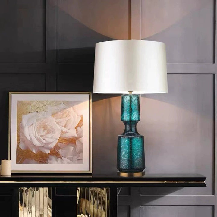 Stilvolle Glastischlampe mit elegantem schwarz Schirm