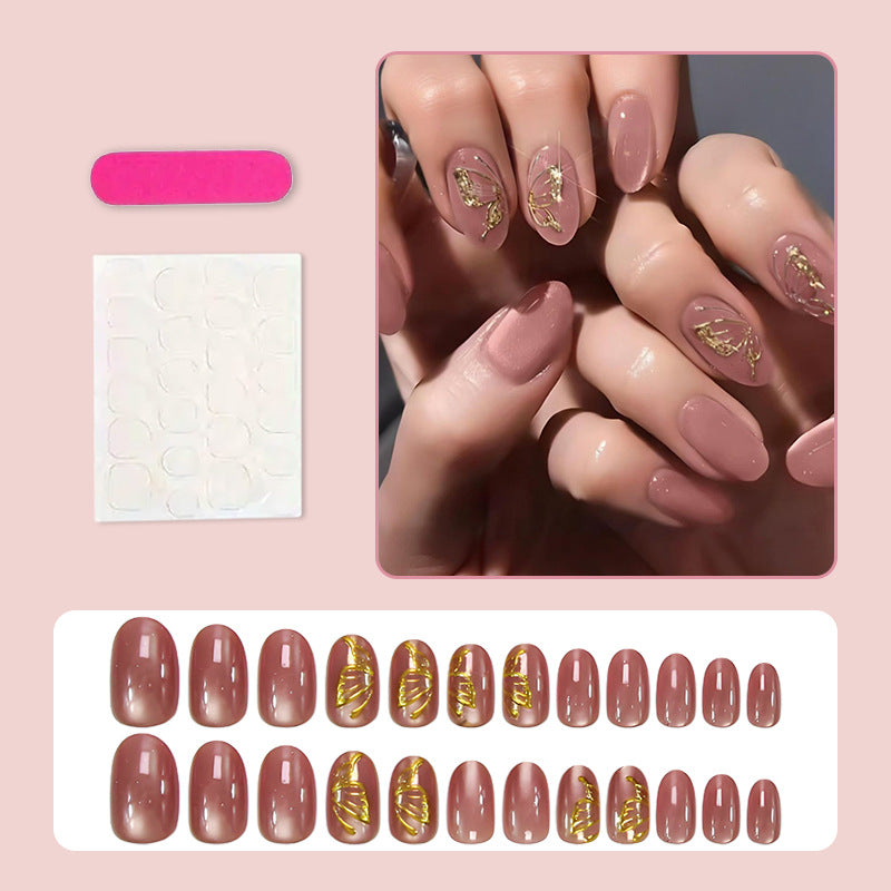Kunstnagelset mit eleganten goldenen Akzenten und schimmerndem Finish Karnz