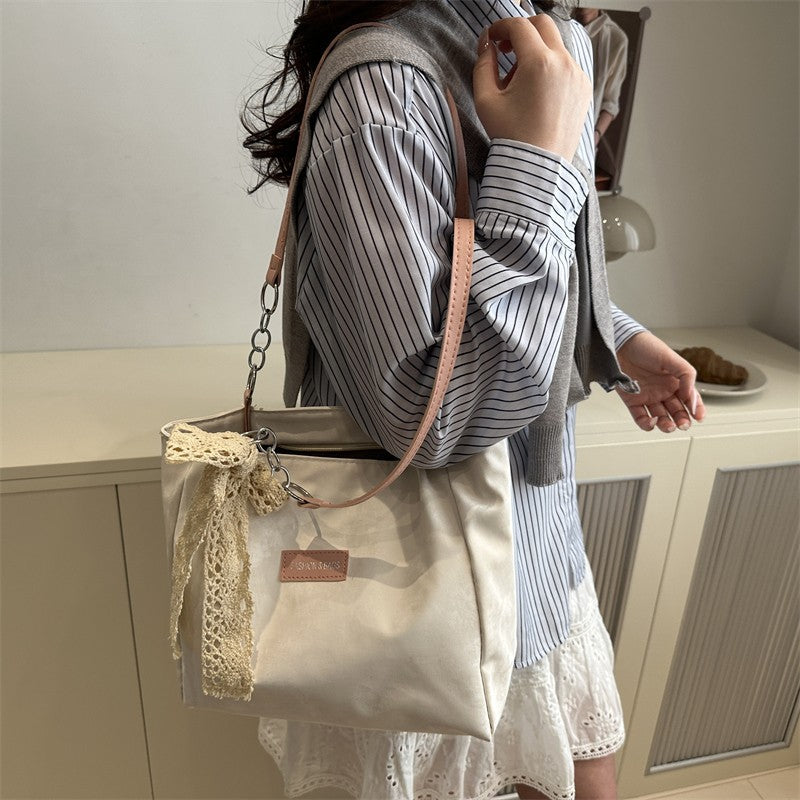 Elegante Handtasche mit Ketten-Detail