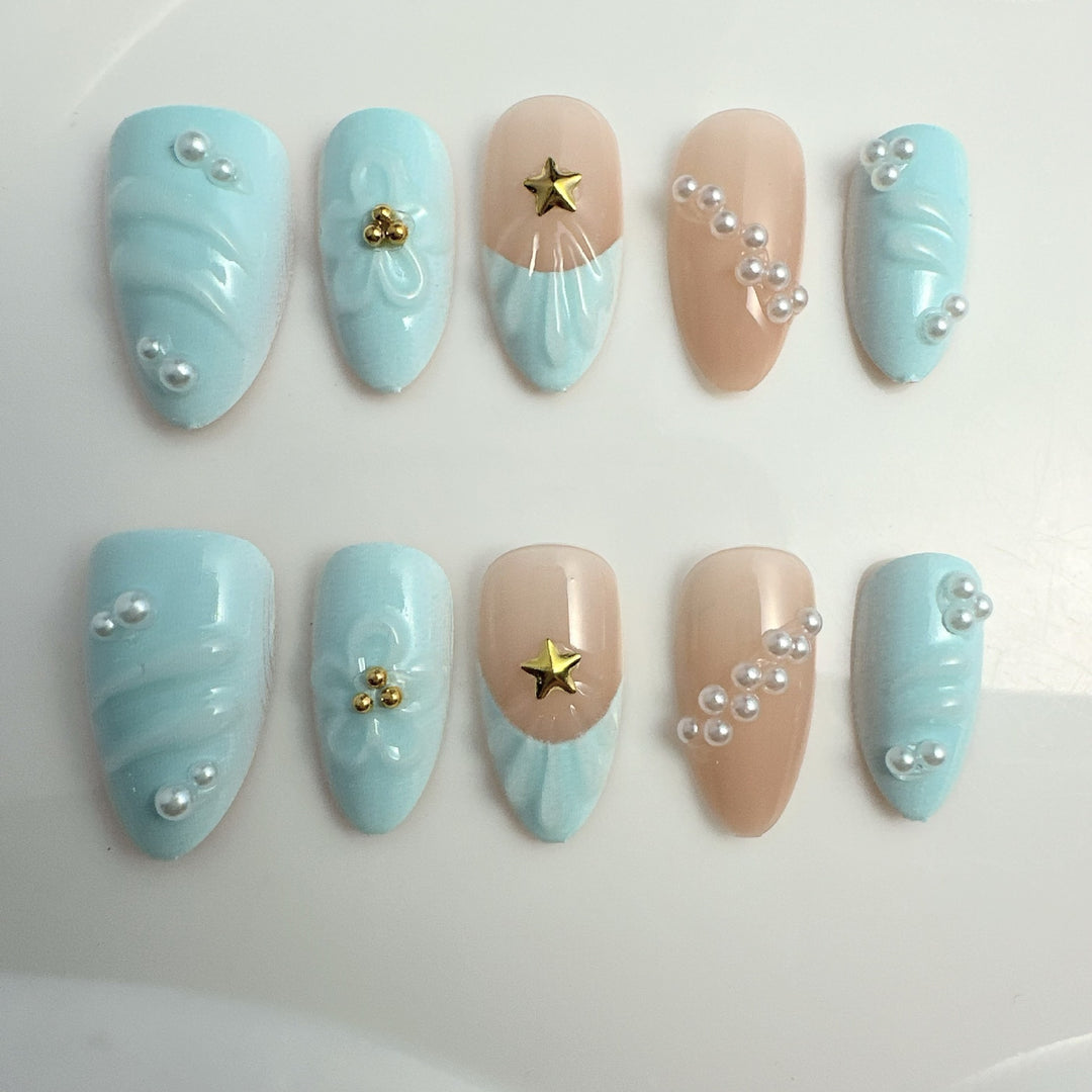 Kreative Kunstnägel mit Blumenakzenten Karnz