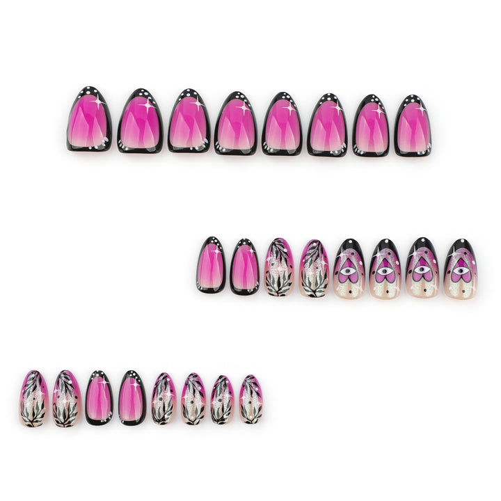 Kunstvolle Nagelkunst mit floralem Design und glamourösen Akzenten Karnz