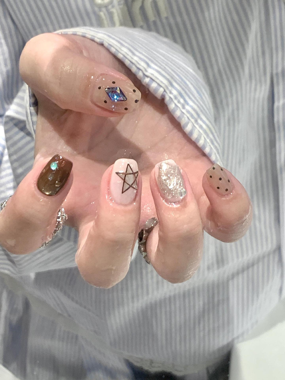 Kunstnagelset mit Kreativen Geometrischen und Funkelnden Akzenten Karnz