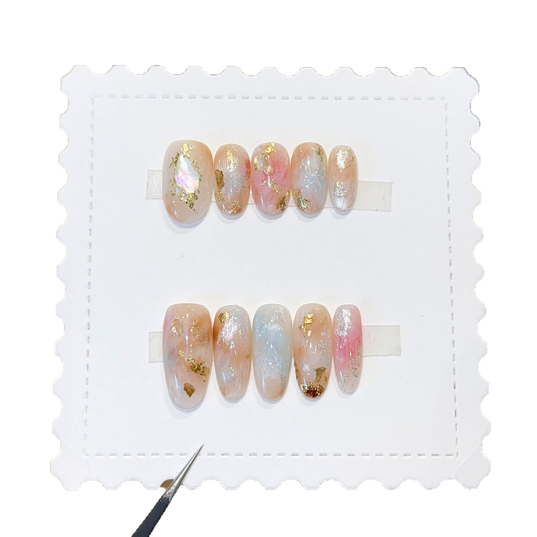 Kunstnägel mit Glamouriösen Metallic-Details und Funkelndem Design Karnz