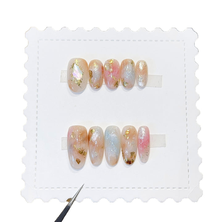 Kunstnägel mit Glamouriösen Metallic-Details und Funkelndem Design Karnz