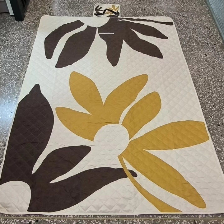 Stepp-Tagesdecke mit großfloraler Applikation und diamantgestepptem Relief Karnz