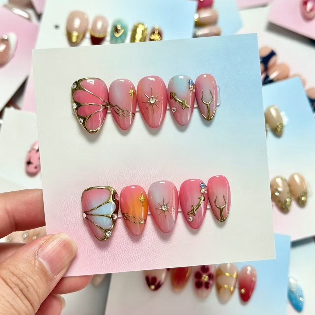 Elegantes Press-On-Nagelkunst-Set mit floralen und goldenen Akzenten
