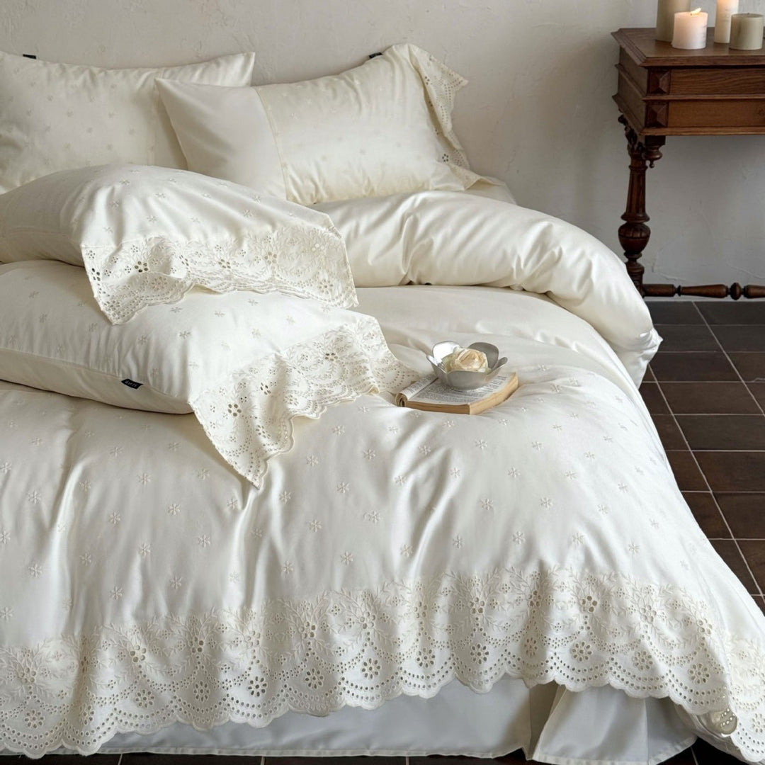 Bettwäsche-Garnitur mit bestickter Lochspitze aus Baumwollsatin