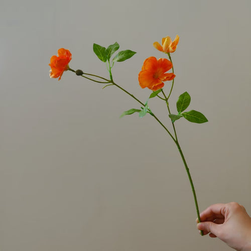 Künstlicher Blumenstängel mit lebensechten Blüten
