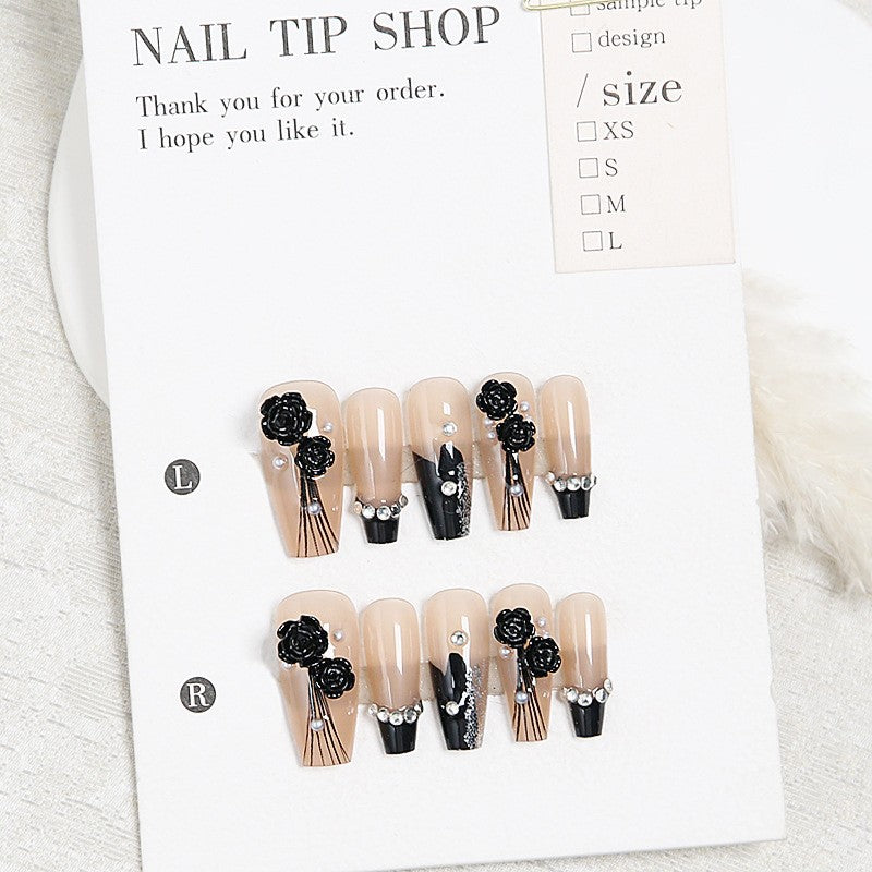 Kunstnagelset mit glamourösen 3D-Rosen-Details und eleganten Glitzerakzenten Karnz