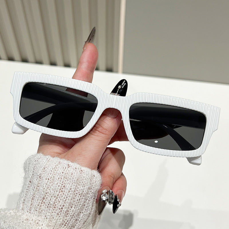 Damen stylische Sonnenbrille mit strukturiertem Rahmen Karnz