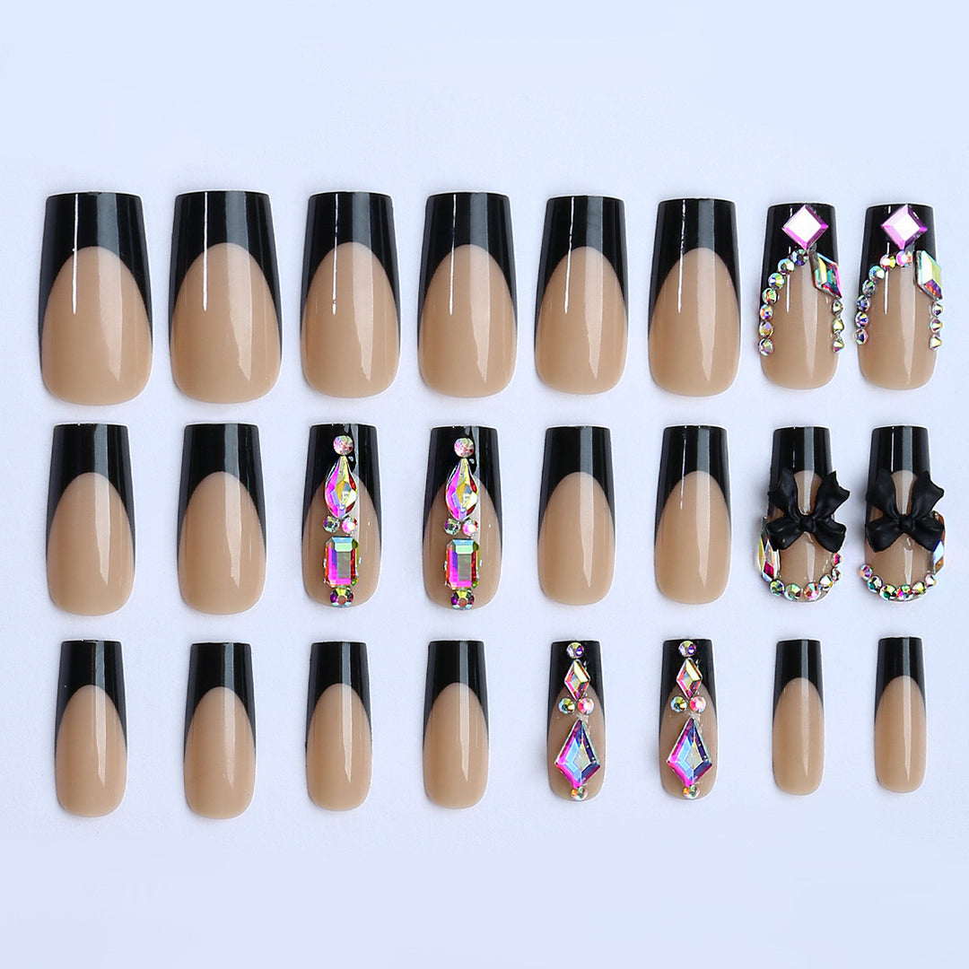 Glamouröses Kunstnagelset mit funkelnden Strass- und Schleifenverzierungen Karnz