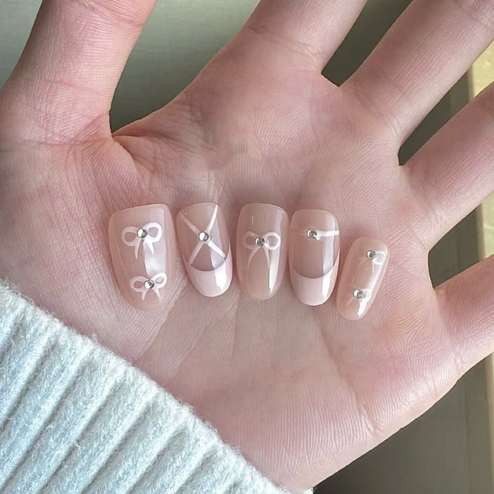 Elegantes Press-On Nail Set mit Juwel Akzenten
