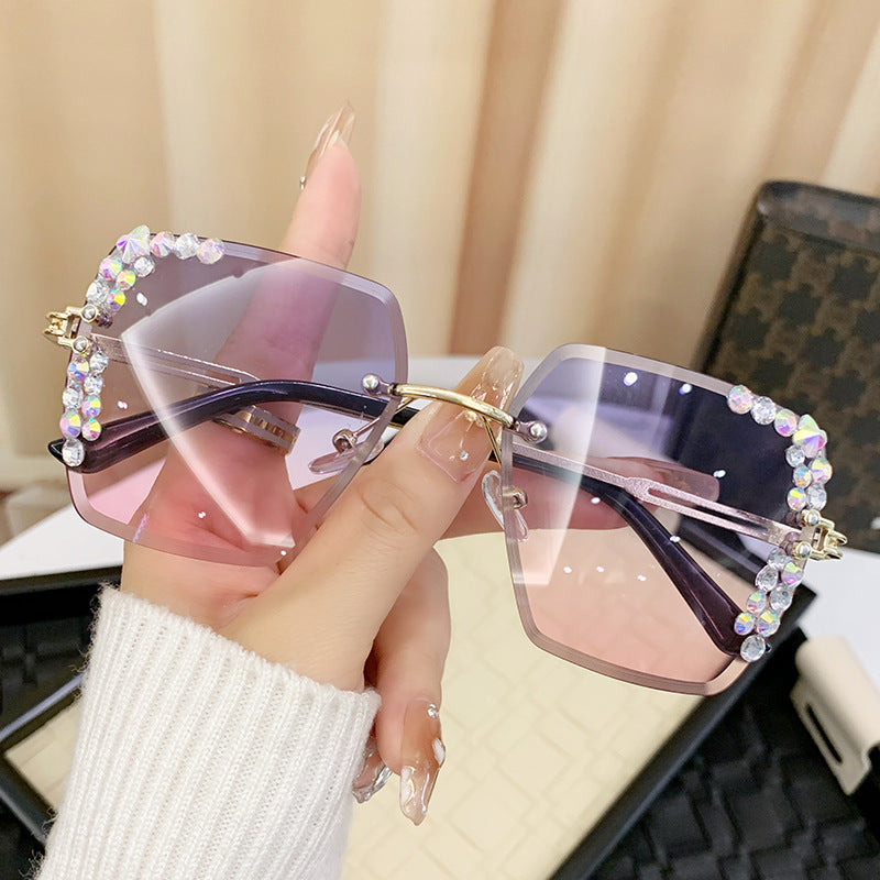 Damen Sonnenbrille mit extravagantem Strassrahmen Karnz