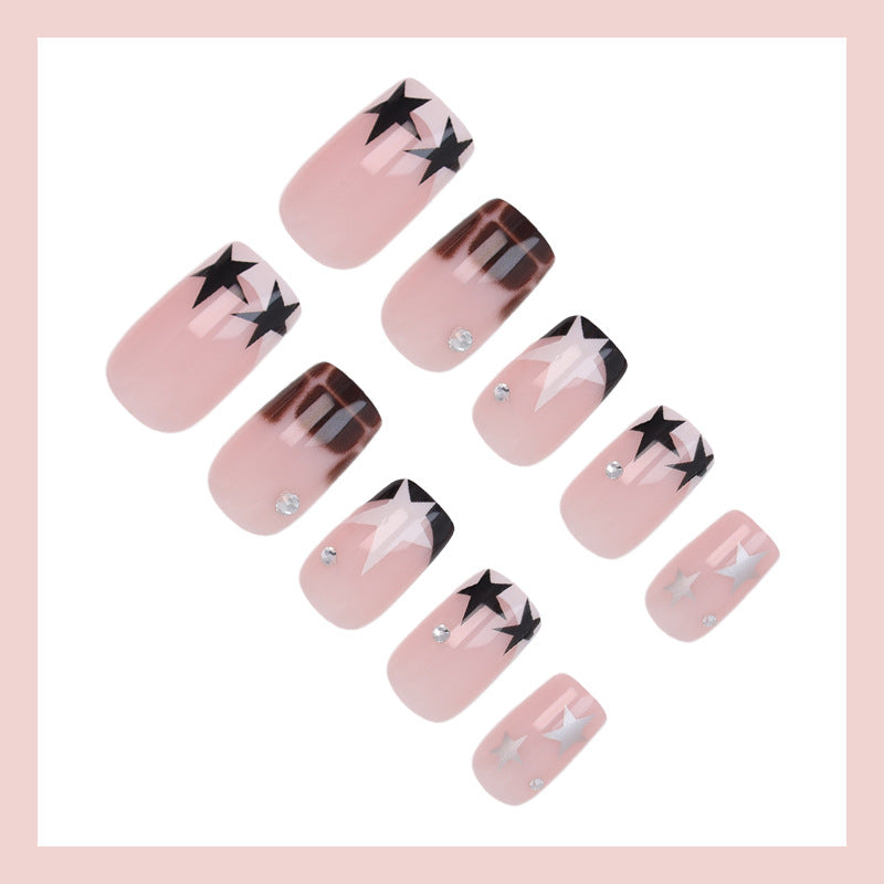 Kunstnagelset mit glamourösen Sternen- und Glitzerakzenten Karnz