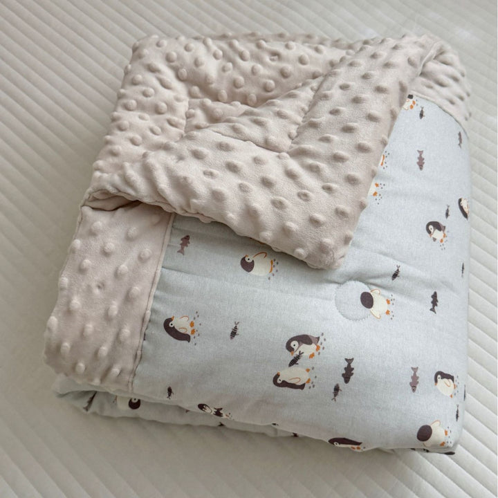 Wendbare Minky Dot Babydecke mit Baumwoll-Teddy-Druck und gestepptem Futter