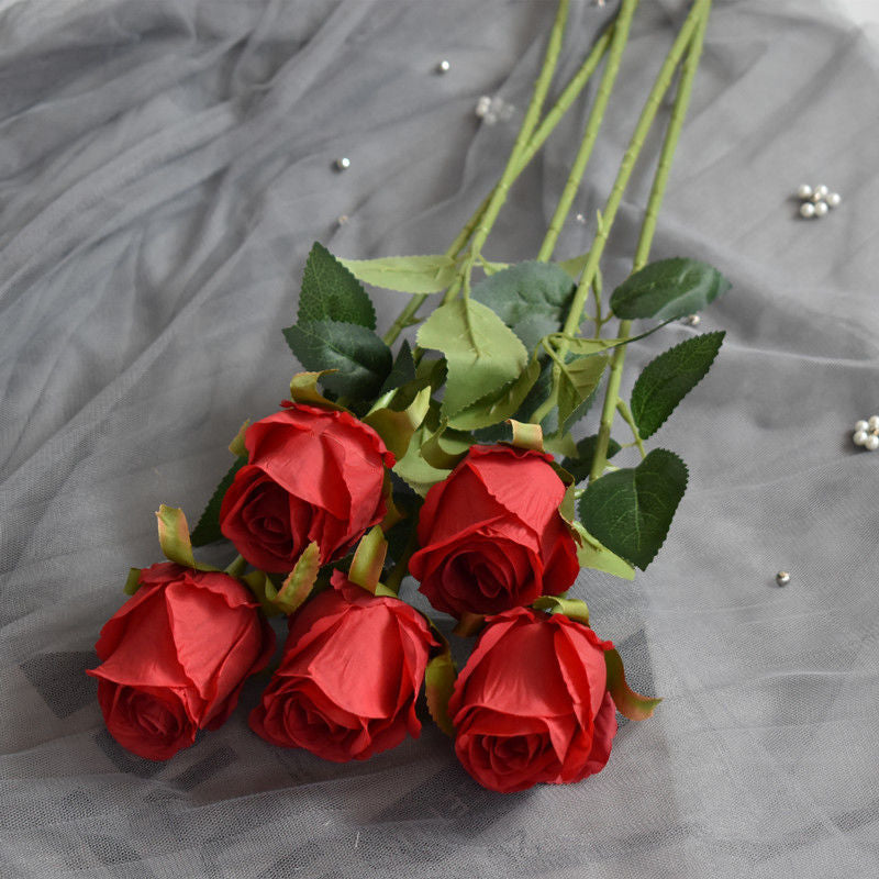 Lebensechte Rosenblumenarrangement