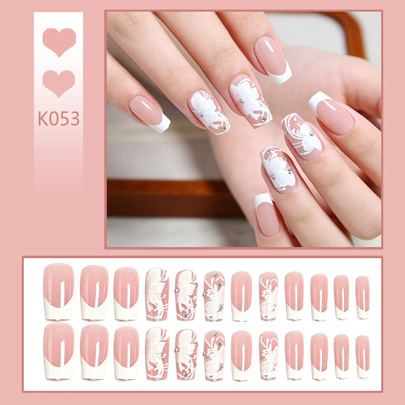 Kunstnägel mit floralen Verzierungen und Glitzerdetails Karnz