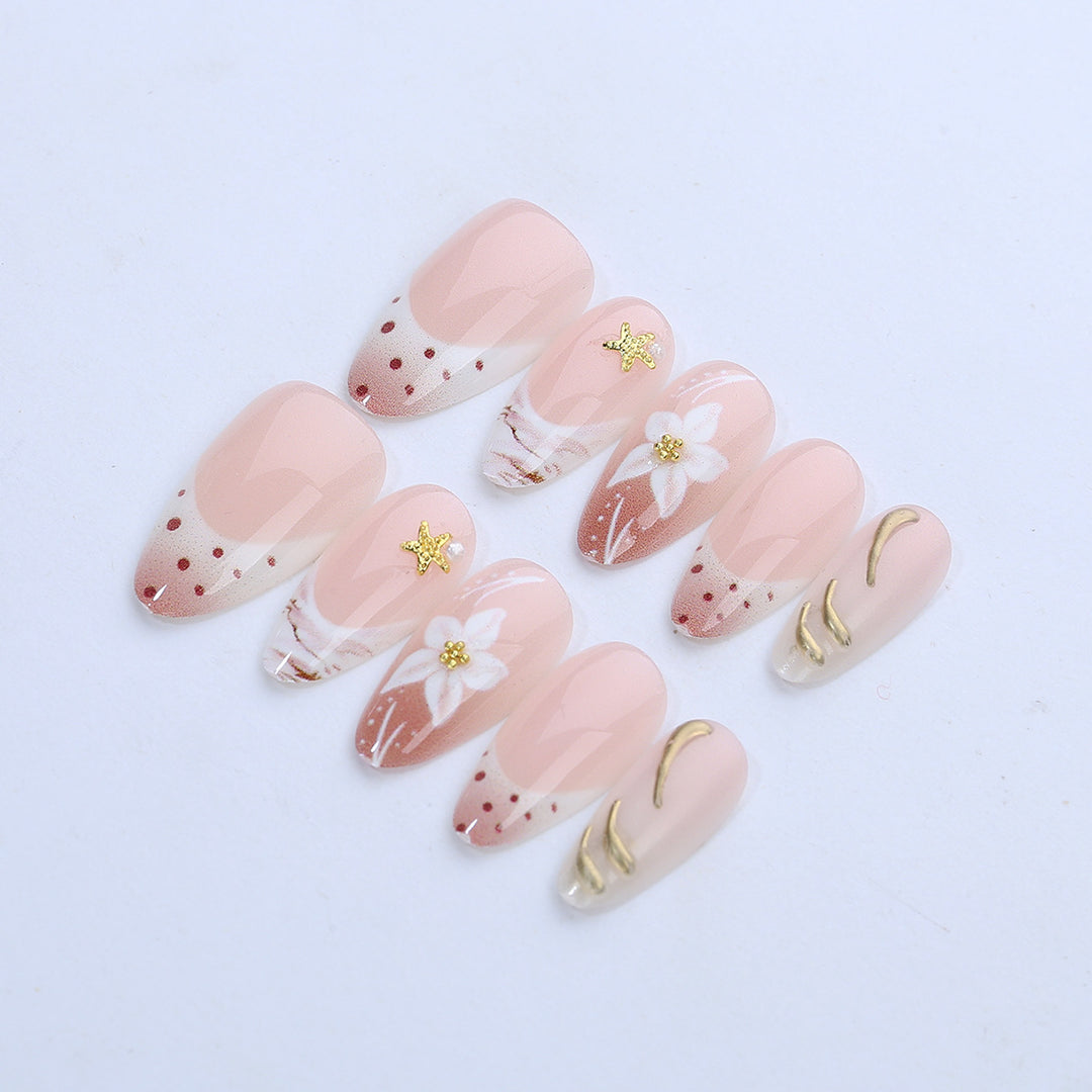 Kunstnagelset mit floralen und eleganten Details Karnz
