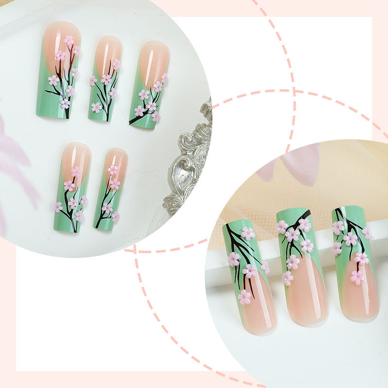 Kunstnagelset mit zarten Blüten- und Naturtönen Karnz