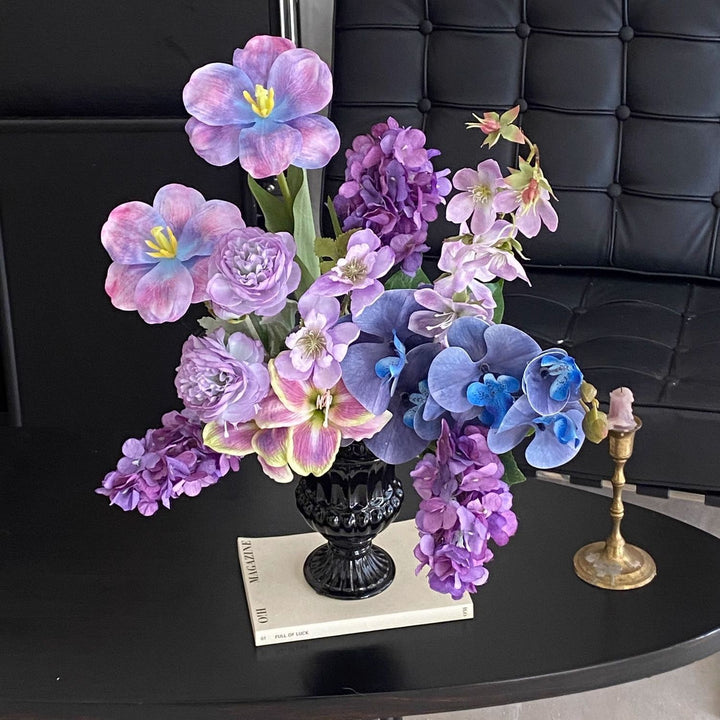 Lebensechtes Blumenarrangement in eleganter Vase
