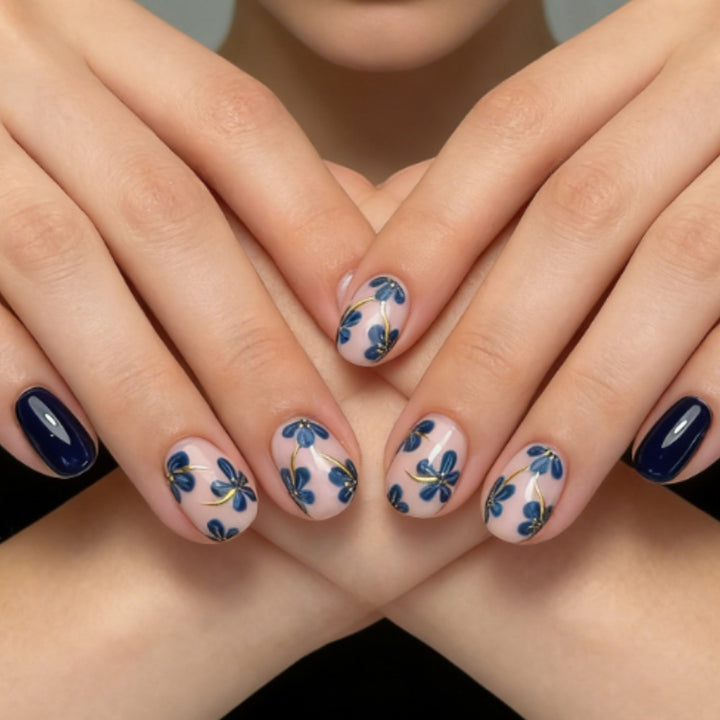 Kunstnägel mit Elegantem Blüten-Design Karnz