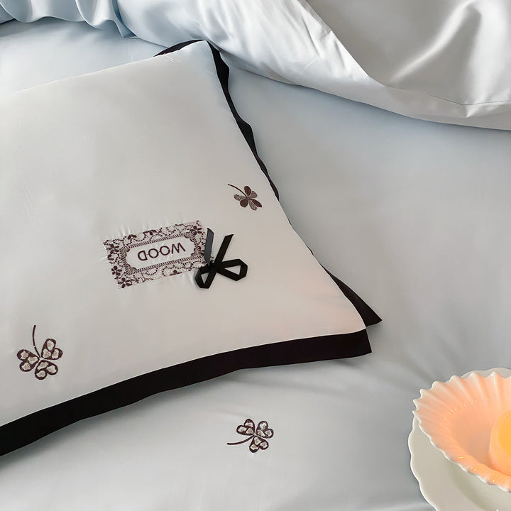 Besticktes Baumwollsatin Bettbezug-Set mit kontrastierendem Paspelrand und Schleifenapplikation