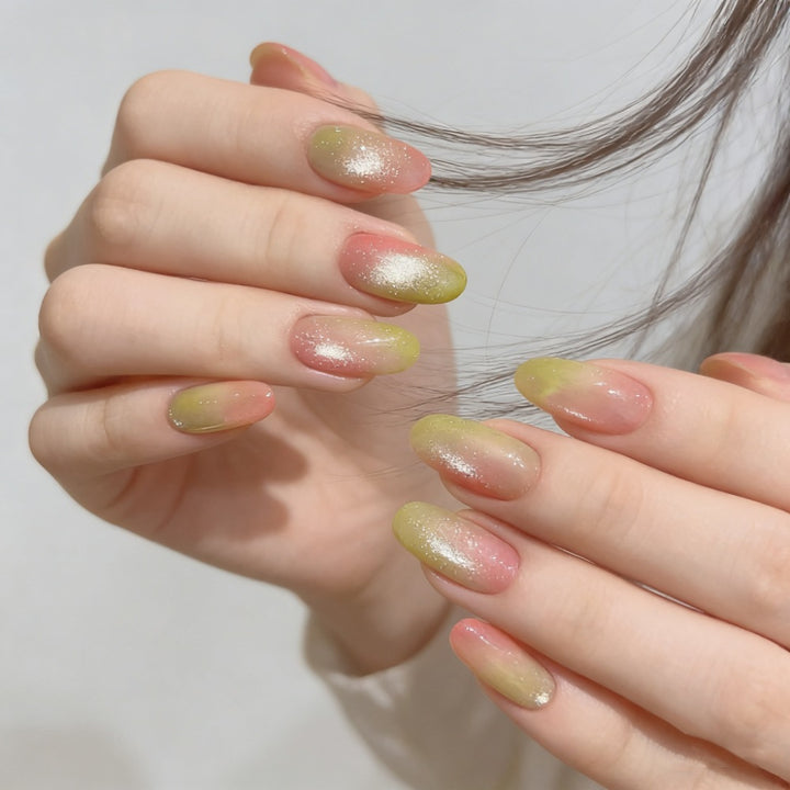 Kunstnägel mit Elegantem Ombre-Effekt und Glitzerakzenten Karnz