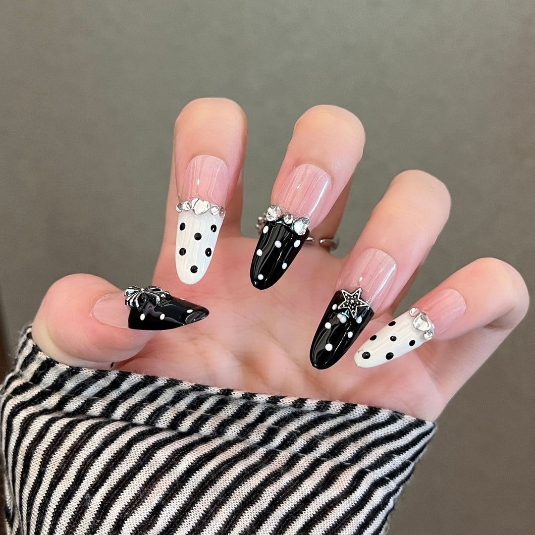 Künstlerische Stiletto Press-On Nagelkunst mit schimmernden Akzenten Karnz