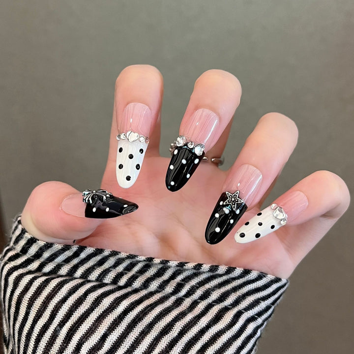 Künstlerische Stiletto Press-On Nagelkunst mit schimmernden Akzenten Karnz
