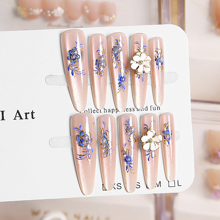 Kunstnagelset mit floralen 3D-Applikationen und elegantem Glanz Karnz