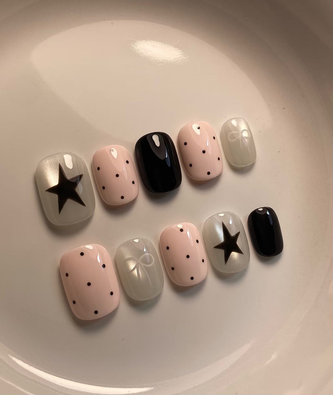 Künstlerisches Press-On-Nageldesign-Set mit stilvollen Stern- und Punktmustern