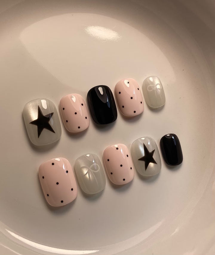 Künstlerisches Press-On-Nageldesign-Set mit stilvollen Stern- und Punktmustern