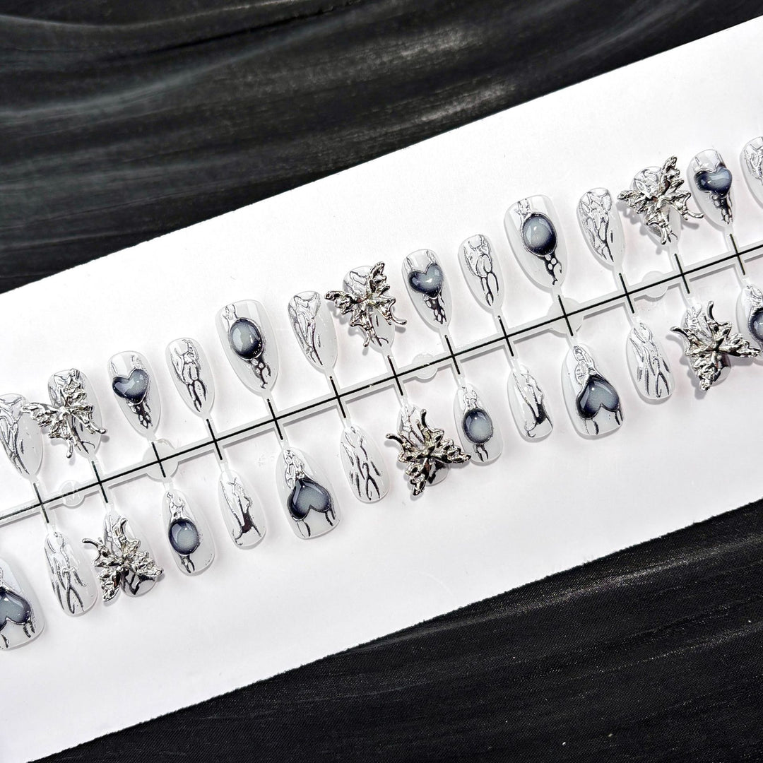 Dekorativer Press-On-Nagelset mit eleganten silbernen Folienakzenten
