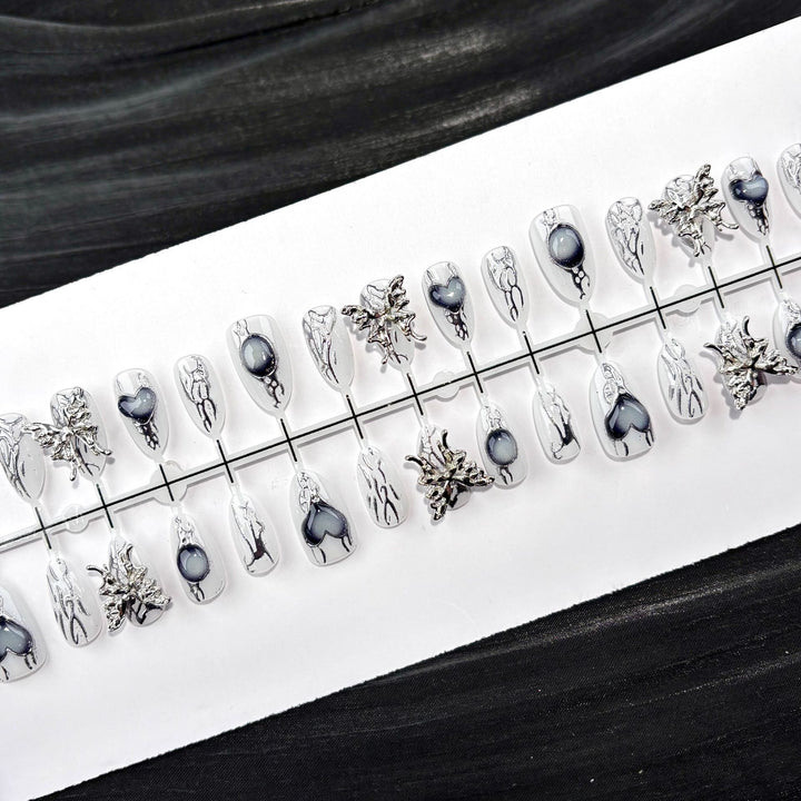 Dekorativer Press-On-Nagelset mit eleganten silbernen Folienakzenten